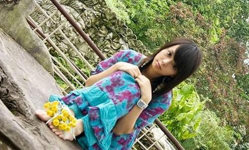 A university student from China, pasted a “boyfriend-wanted” card on the university