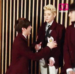 zephyrfluff:  Aron collapses onto Ren when asked to do aegyo x 