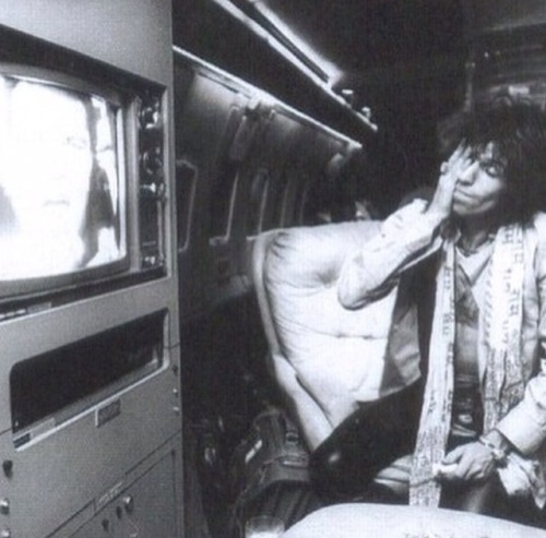 officialkeithrichards:  Keith on the the Stones’ airplane during the Tour of Europe, 1976