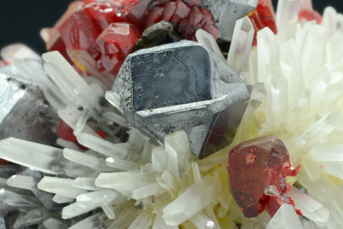 bijoux-et-mineraux:  Quartz, Realgar and porn pictures