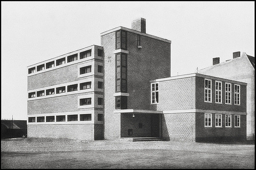 germanpostwarmodern:
“Volksbad Südost (1926-27) in Magdeburg, Germany, by Johannes Göderitz
”