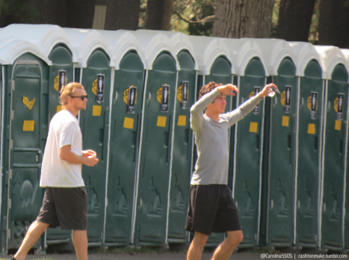 cashtonmuke: Calum and Ashton at the venue (yesterday)