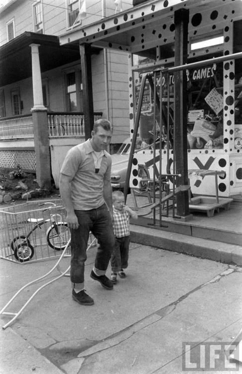 Mickey Mantle goes toy shopping(Ralph Morse. 1956)