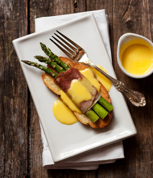 do-not-touch-my-food:Asparagus and Prosciutto Crostini with Fontina Cheese Sauce