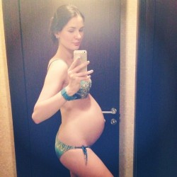 Неловкий момент когда живот больше попы. #33weeks #pregnancy #preggy #swimmingpool #selfie #туалетофото #33недели #итебяятожесъем #круглое by katerinamyers http://ift.tt/1seoc4d