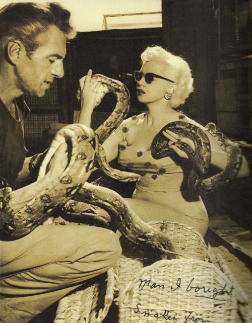 radi0pig:  Zorita, a well-known burlesque dancer from the 1950s buys herself a new