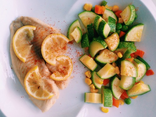 guiltfreegluttony: Lemon steamed tilapia + steamed veggies with a dash of cayenne = Nomnomnomnom