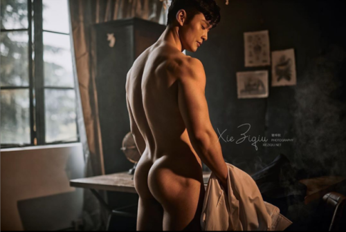 artoffreddieniem-blog: 【最受人喜欢的业余男模小哥：天天 （Demon） 】模特组照update  「为什么男体不能成为艺术创作的主题，荷尔蒙也需要一种关注。在私密的空