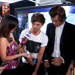 stylin-library:  Louis having trouble using the interview’s charger to charge his