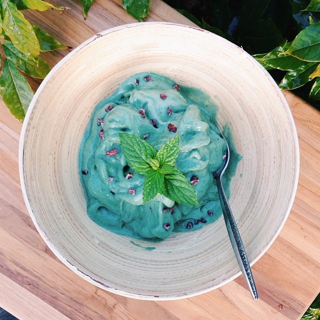 eat-to-thrive: Mint chocolate chip “ice cream”. So good! I blended 5 frozen bananas,