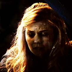 sansasilvertongue:  keepcalmwearetimeless:  Hook comforting Emma  #do you ever cry thinking aboiut how emma would have been alone#if hook hadn’t jumped in after her?#but she wasn’t alone#for all of it she had him#a partner#a pair of arms to hold her
