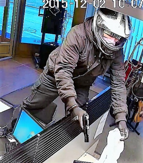 pufferjacketjunkie:  maskedbankrobber