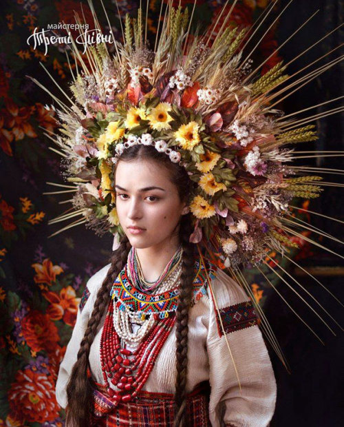 boredpanda:Modern Women Wearing Traditional Ukrainian Crowns Give New Meaning To Ancient Tradition