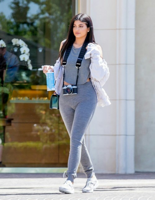tottallykardashianobssessed:  Kylie Jenne4