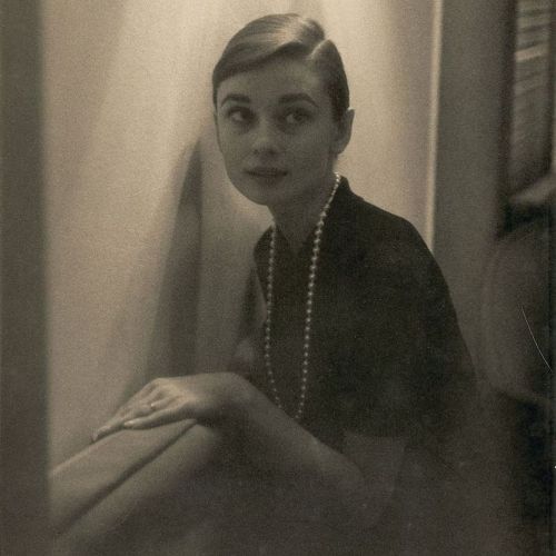 The actress Audrey Hepburn photographed at the famous Hotel Hassler on Piazza Trinita dei Monti, Rom