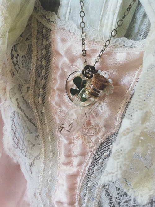 darlingamidala: I found this lovely negligee at a thrift shop this weekend~ It goes perfectly with m