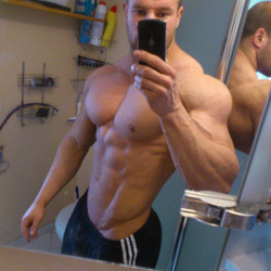 fuckyeahpecs:  Itty-bitty waist with that round thing in your face.