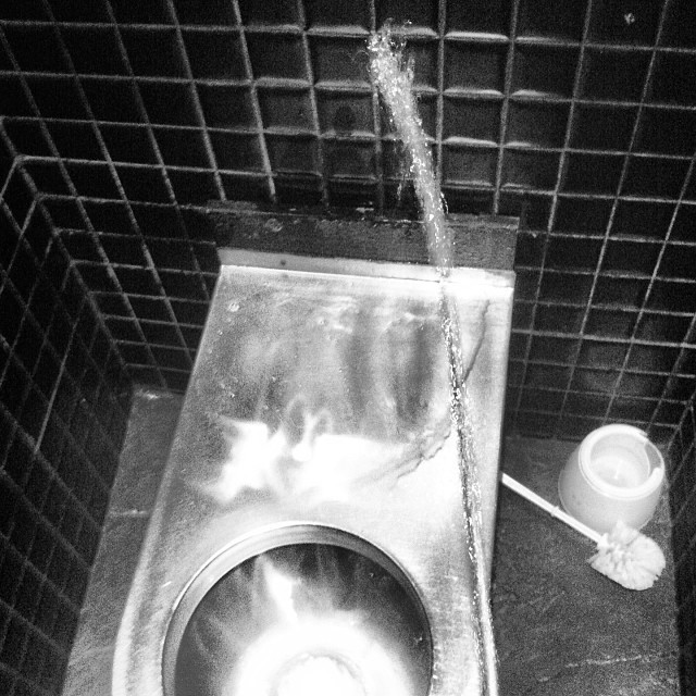 omisteteama:  #pee #pis #baño #wc #water #meada #meo #tag #retrete #piss #fuera
