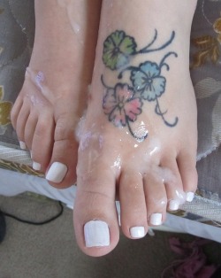 cummytoes:  pedicuredsexxxy:  xo  CumshotFeetFoot