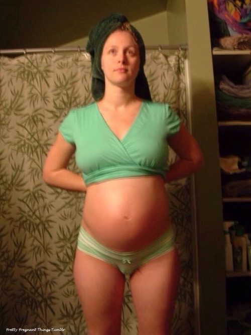 prettypreggiethings:  some pregger cameltoe!