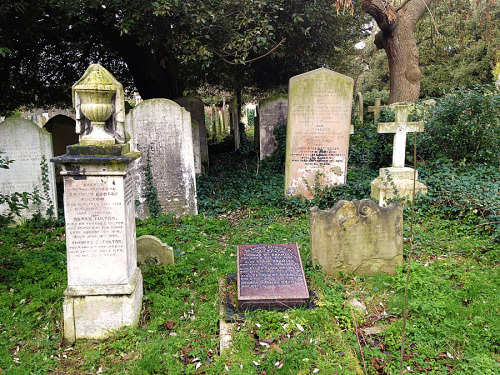 spookyloop:  spookyloop:  Couldn’t resist taking some photos on my morning stroll through the West Brompton cemetery. (London, UK, February 2 2014) Please do not delete this caption, or edit/use my photos without my permission.  I miss this place so