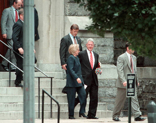  WASHINGTON, DC - AUGUST 16: US President Bill Clinton and First Lady Hillary Rodham Clinton leave F