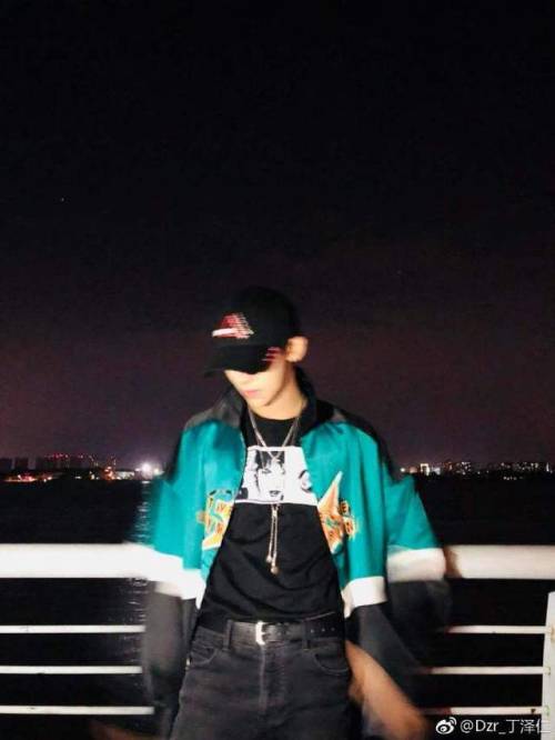 「180907」Zeren’s Weibo Update“Walked along the river bank at night, took a few photos ～&r