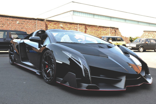 johnny-escobar:  Just wanted to share some hi-res pics of this insane Veneno Roadster. **Click on images to enlarge…enjoy!