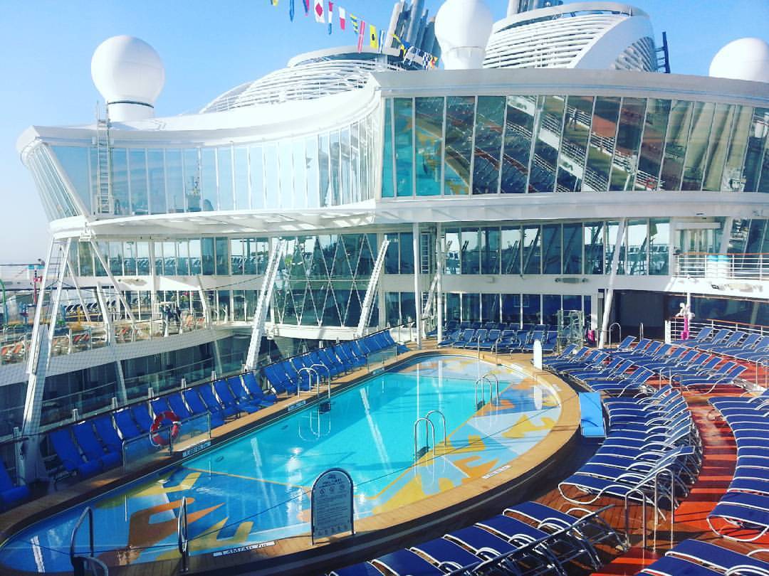 Pool deck #HarmonyoftheSeas @royalcaribbean#RoyalWow #royalcaribbean #cruising #cruiselife #cruises #cruiseships #wheretonext #wonderland #crociere #crociera #crazycruises #onboard #pooldeck pooltime