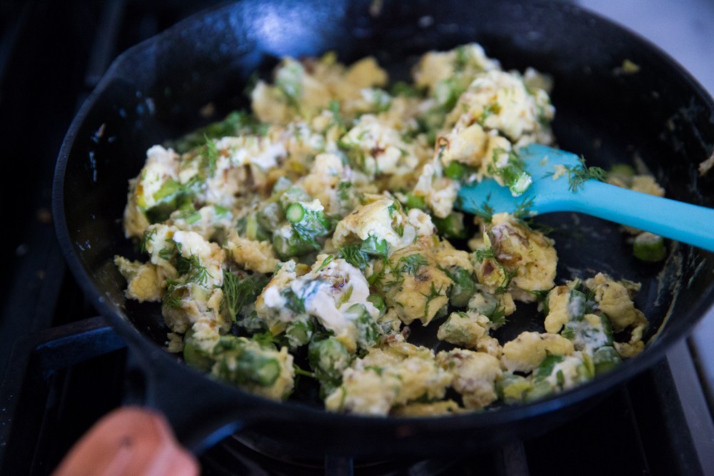 foodffs:  SCRAMBLED EGGS WITH ASPARAGUS, LEEKS, CHÈVRE AND DILLReally nice recipes.