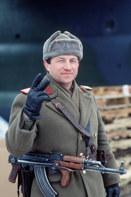 A Romanian soldier giving a sign of victory after the 1989 revolution, having removed the communist insignia from his headwear. [1870x2800] Check this blog!