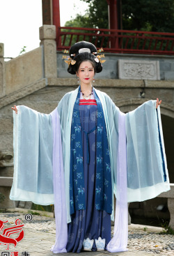 hanfugallery:  重回汉唐 Traditional chinese fashion, hanfu | Tang dynasty style | Type: 大袖衫daxiushan(broad sleeve gown) and 齐胸襦裙chest-high ruqun. 
