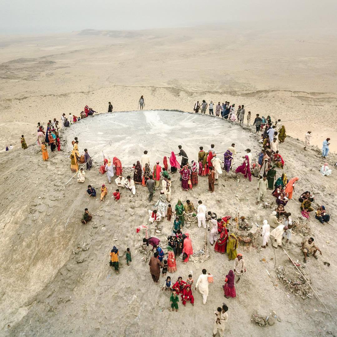 hinducosmos: Hindu pilgrims climb the Chandragup mud volcano in Balochistan, Pakistan