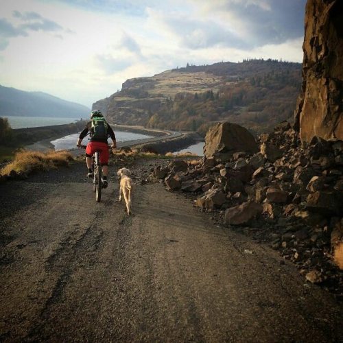 mtbdirty:  I can’t believe it gets dark so early. Starting to get dark at four… #mtb #syncline #bike