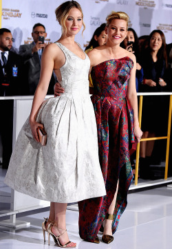 Jenniferlawrencedaily:  Jennifer Lawrence And Elizabeth Banks Attend The Premiere