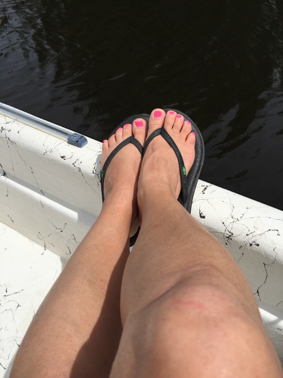 luvhertoes:  hellomylittlefeets:  Spent the day on the lake🎣  Sexy toes in the