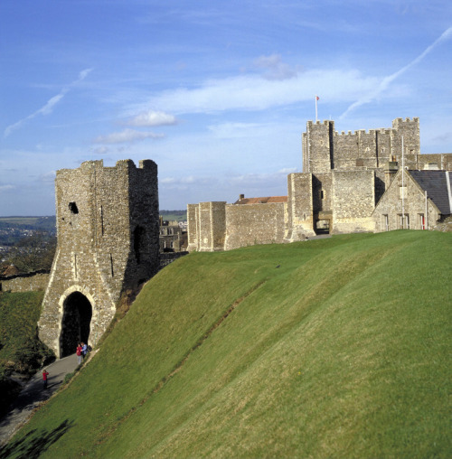 discovergreatbritain:   The Best Castles in Britain By Sophie Tweedale    Britain’s castles are rich with history, mysteries and secrets. Scattered all over the country from north to south, you can find a fascinating castle in almost every region. Read