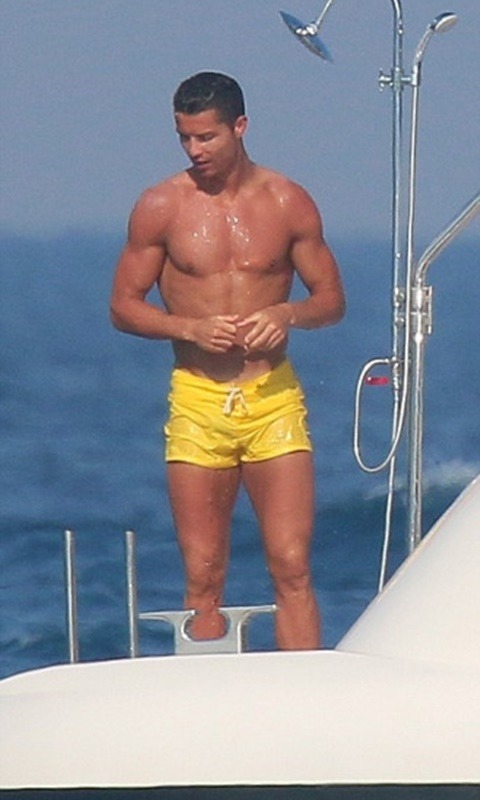 hotfamous-men:  Cristiano Ronaldo