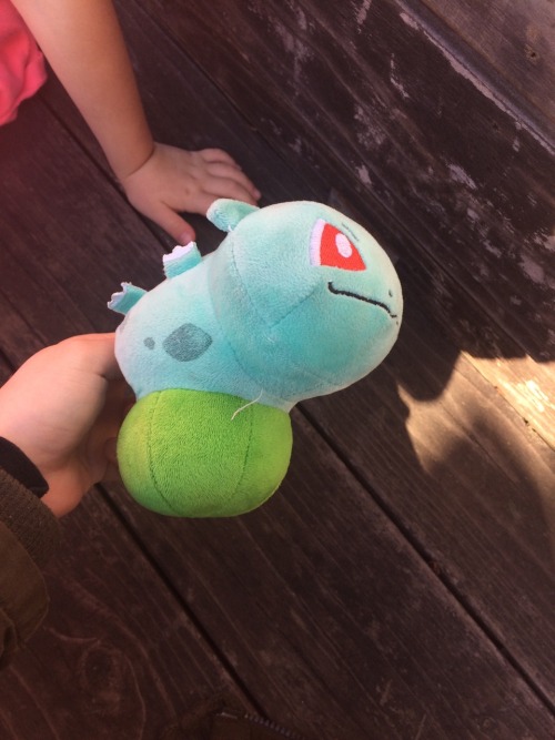 iguanamouth:idk-kun:I found a mutated bulbasaur plushie