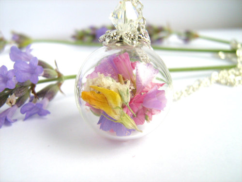 wickedclothes:Summer Flowers NecklaceThis necklace contains brightly-colored summer flowers inside o