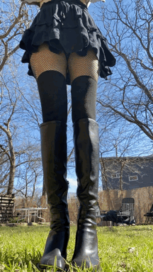 sinfulbiscuit:take me on a date in the park onlyfanswishlist