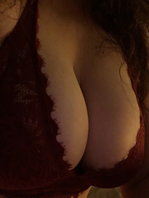 primros-e:here’s my titties in dramatic lighting