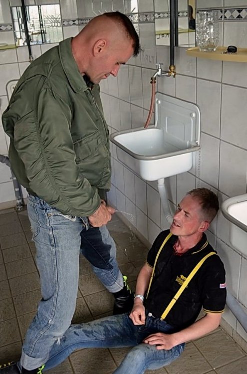 wetmyself1: gayraunchyfun: Fuck yeah, drench me bro!  Yeah love your hot golden nectar bro