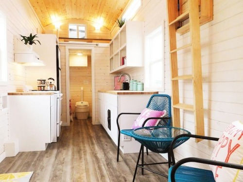 dreamhousetogo:  An Artist’s Tiny House adult photos