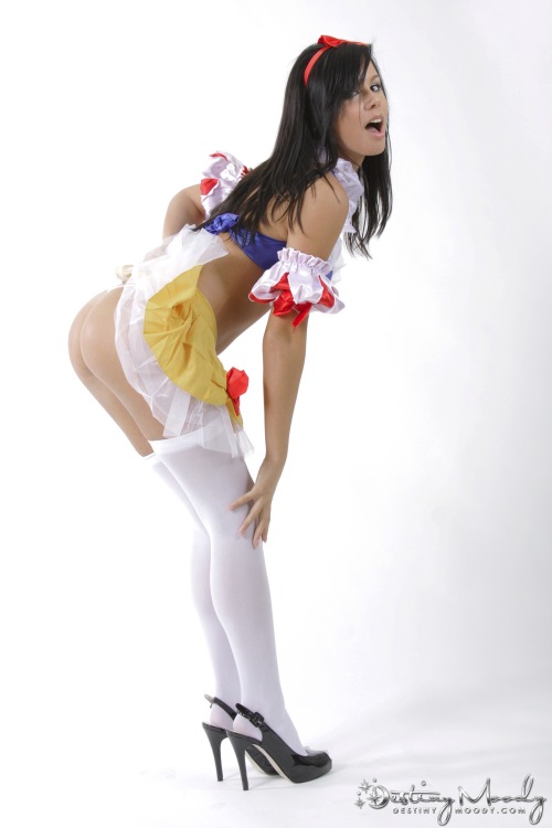 cosplayjapanesegirlsblog:   Cute Cosplay Girl DestinyMoody (Snow White) 1-2  