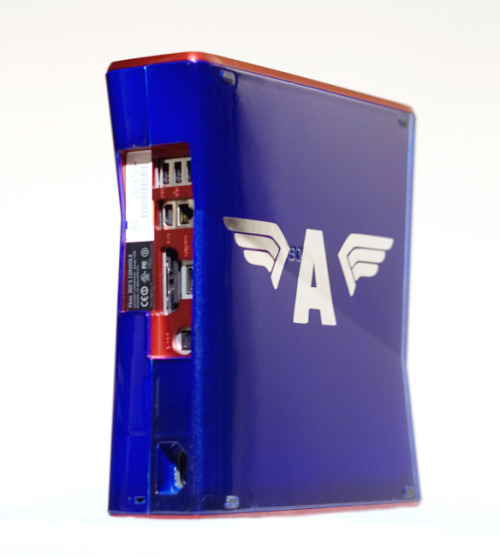 galaxynextdoor:  Game with the Cap’n If you’re an Avengers fan or just love Cap, then this custom designed Xbox 360 is going to get your Marvel loving undies excited. Created by artist Zachariah Perry, this custom Xbox 360 has even been modded to
