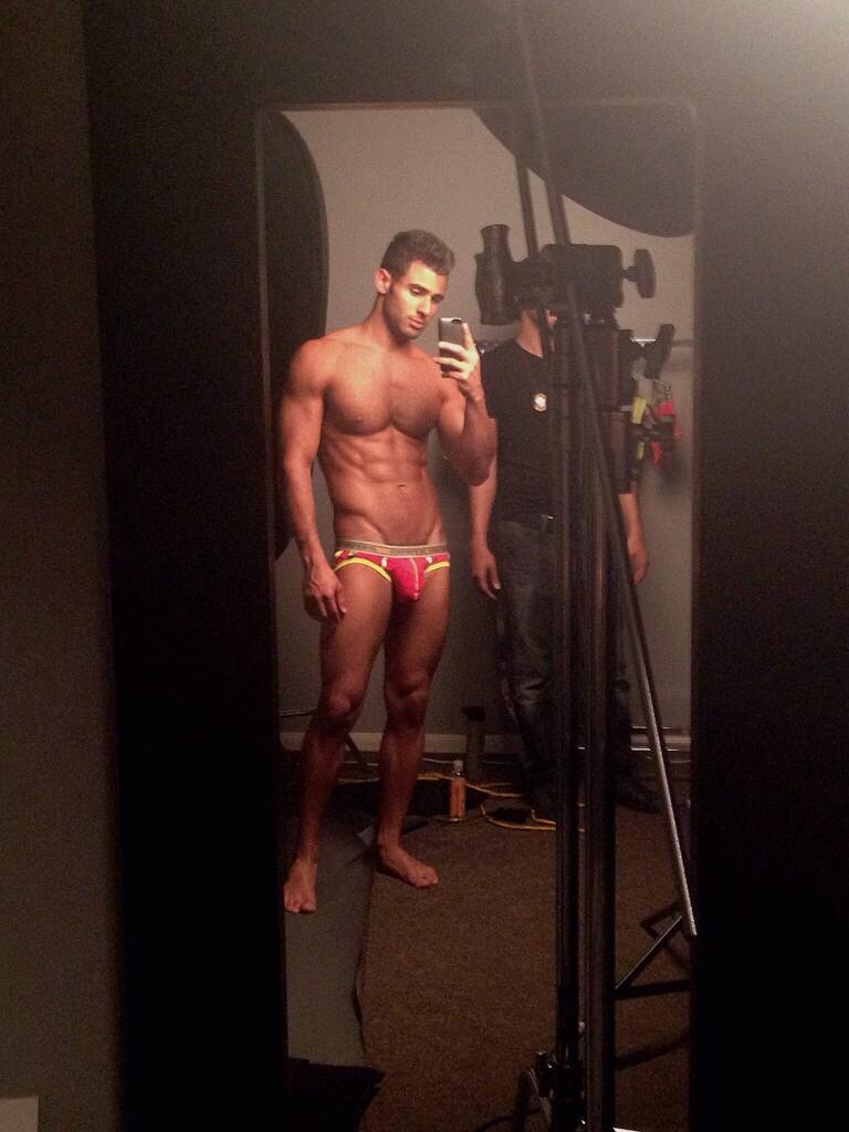 vinemales:  Murray Swanby taking a #saturdayMorning #selfie #hotguysonvine #shirtlesssaturday