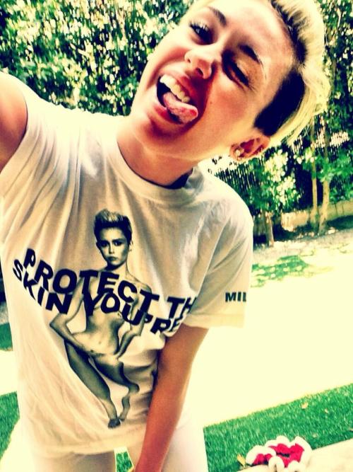 inferiorate:  suspends:  rebelliouspirit:  #ProtectTheSkinYoureIn  Miley is perfect.  marry me 