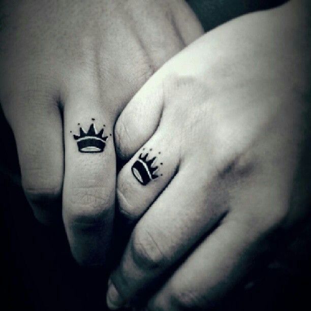 17 Stylish Queen Finger Tattoos