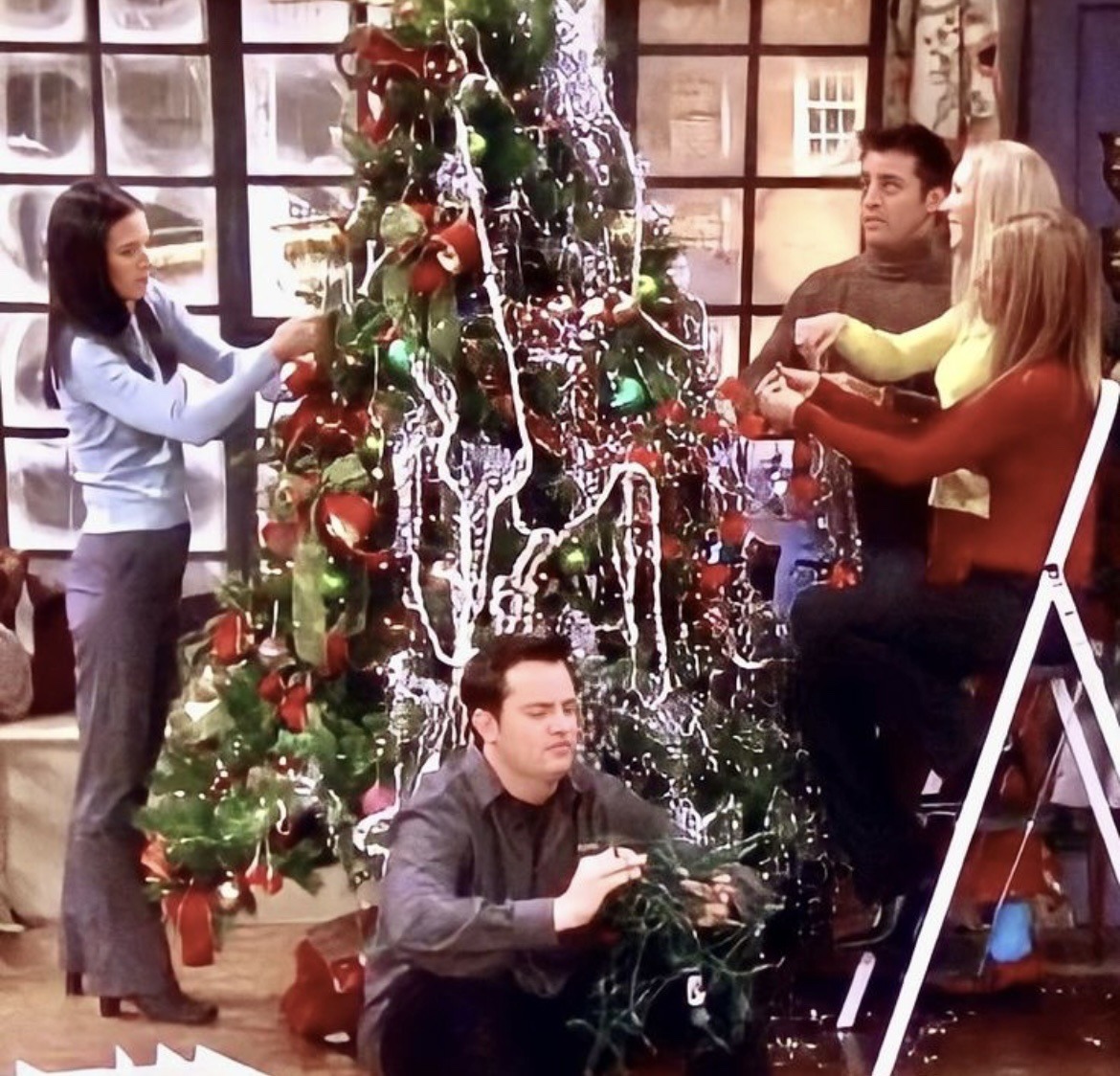Друзья украшают елку. Пережить Рождество квартира Дрю.